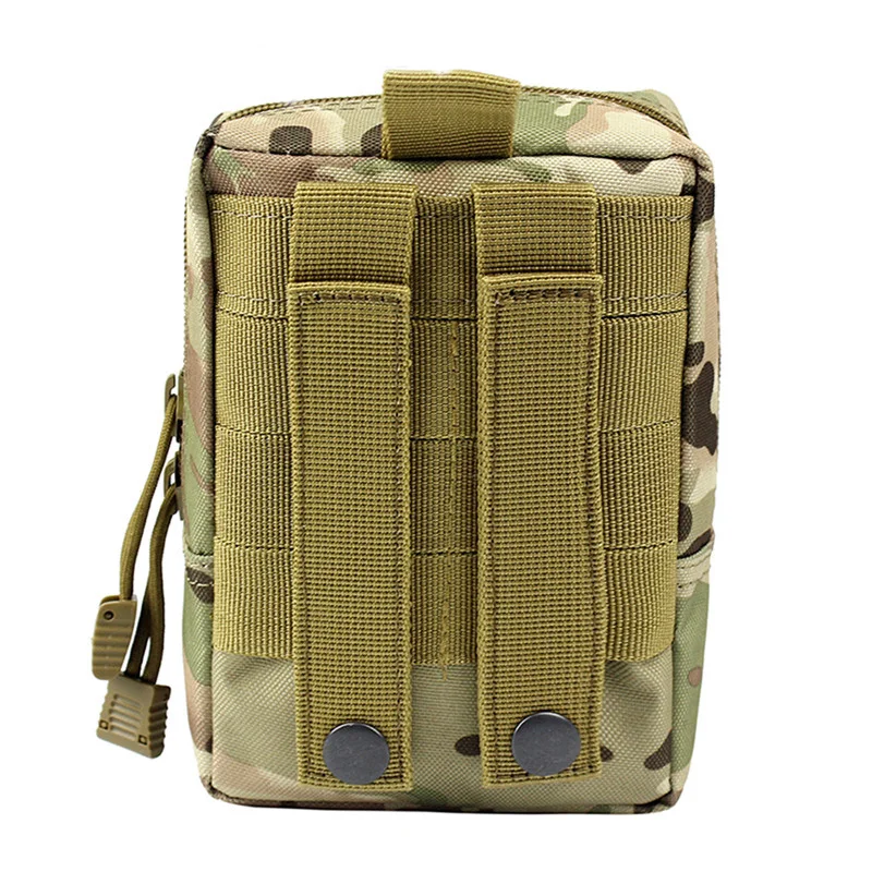 Una bolsa de camuflaje con cremallera y correa