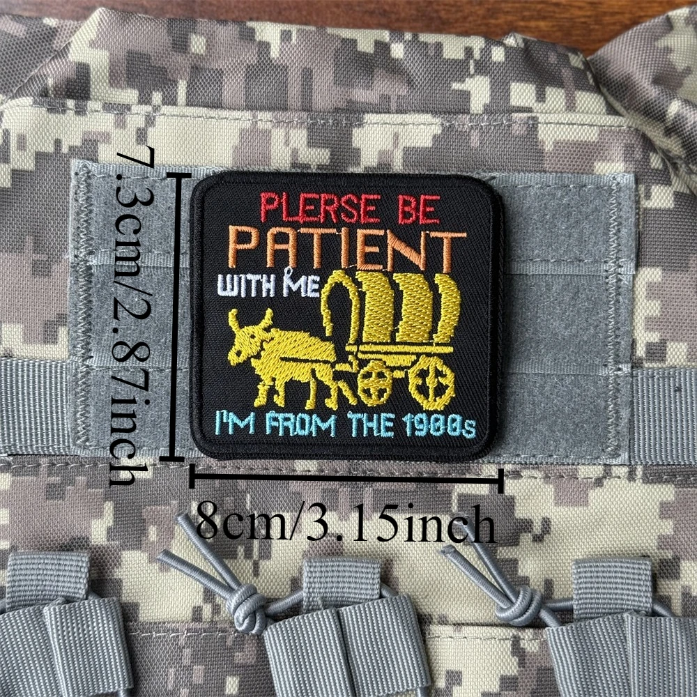 Parche con cita divertida "Sea Patient with Me Im From The 1900", insignia moral táctica, parches con gancho bordado para ropa - imagen 3