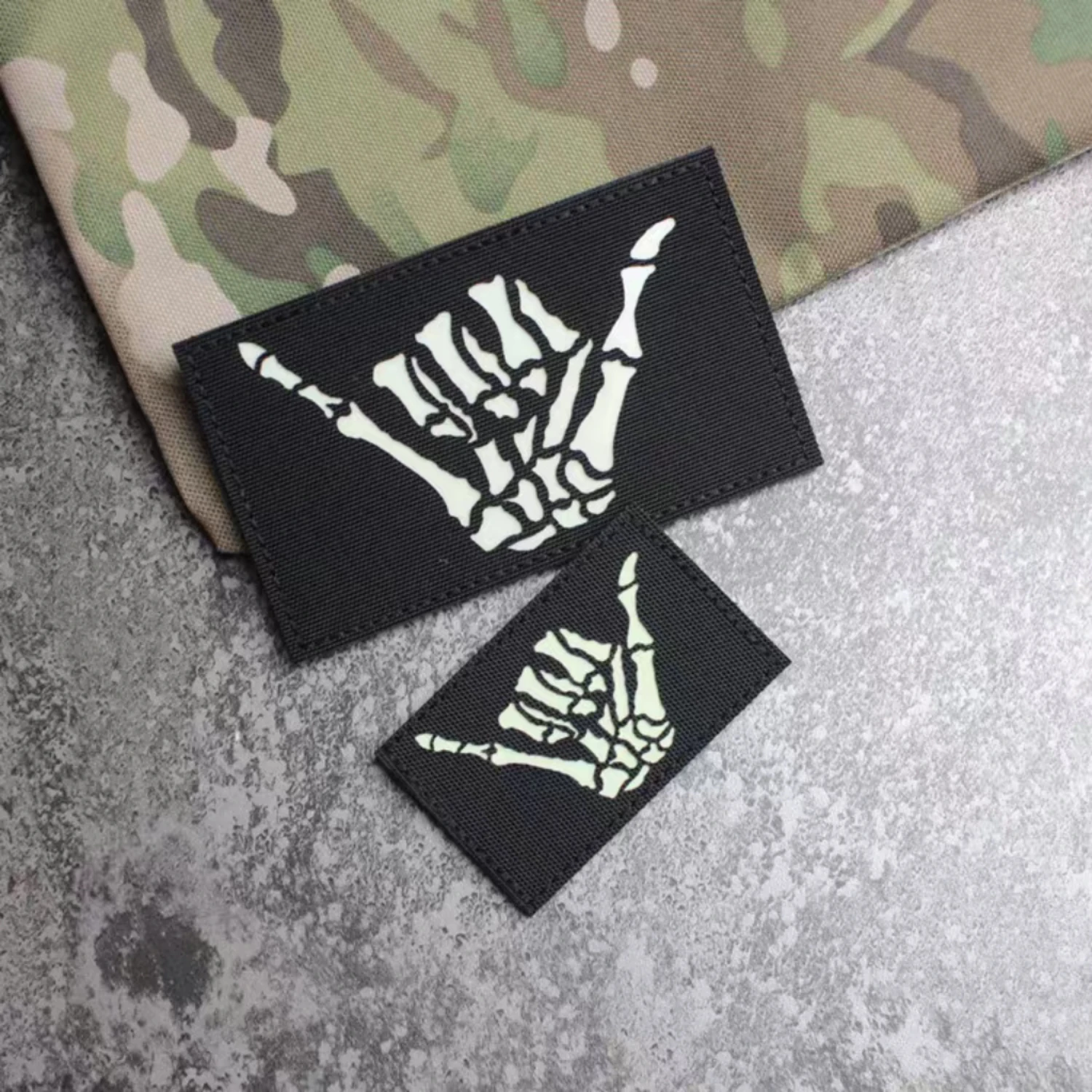 Skull Finger 666 Leather Armband Cowhide Outdoor backpack patch - imagen 3