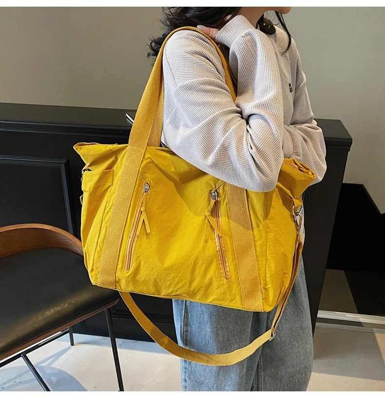 Interior espacioso para ropa y accesorios