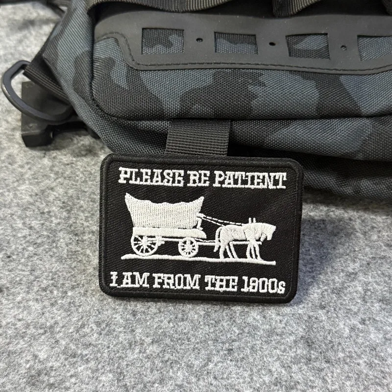 Parche bordado de vagón de caballos Vintage divertido "Por favor sea paciente soy de los años 1900" insignia de gancho y bucle para chaqueta mochila sombrero
