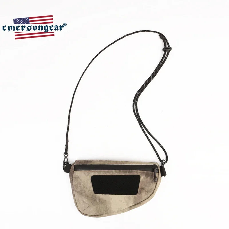 Un bolso negro y marrón con una correa