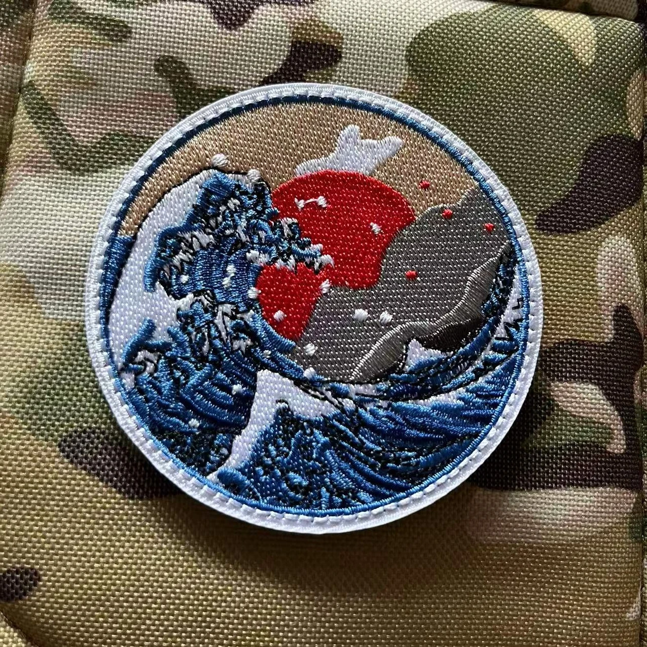 Parche bordado de la gran ola de Kanagawa Japón, parches tácticos con gancho trasero, insignias para mochila, bordado de ondas marinas y estrellas - imagen 4