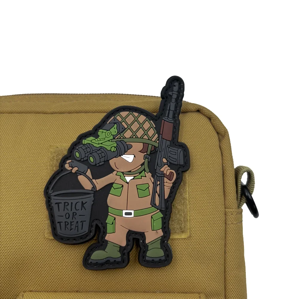 Parche de gancho y bucle de PVC TRICK OR TREAT, cubo táctico, emblema de guerrero, insignia de moral militar, brazalete, ropa, pegatinas para mochila - imagen 4