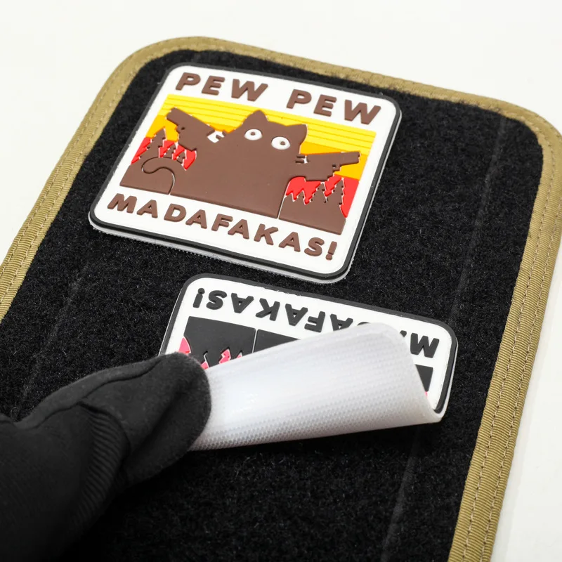PEW PEW MADAFAKAS Pew Cat parche divertido insignia de moral de PVC militar doble lanza gato negro mochila pegatinas parche de gancho y bucle - imagen 5