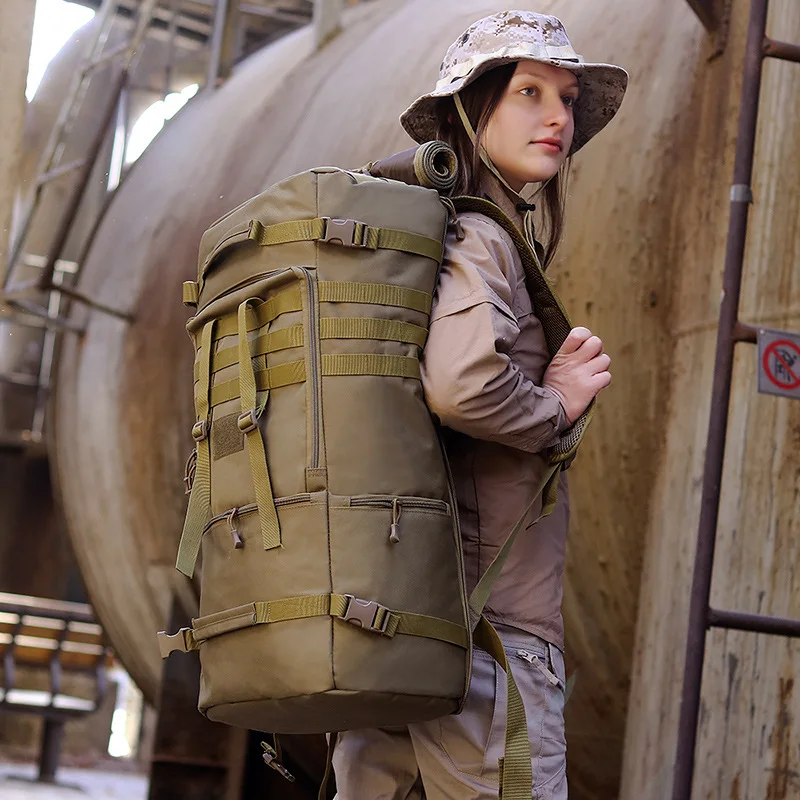 Una mujer con sombrero y llevando una mochila grande