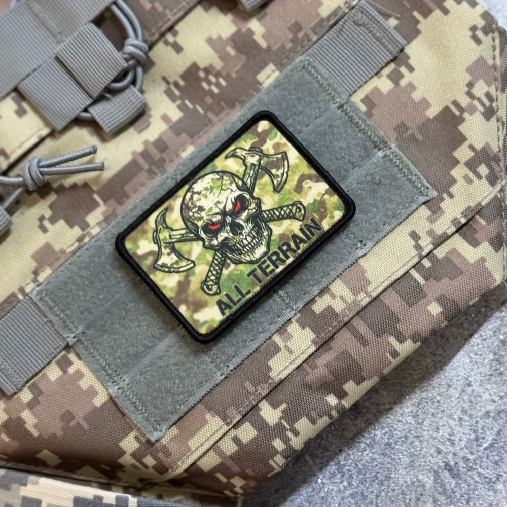 Parche táctico gancho camuflaje calavera con hachas cruzadas - imagen 3