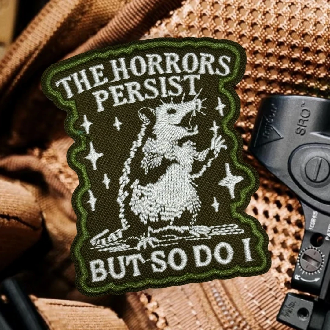Parches bordados de gancho y bucle The Horrors Persist But So Do I, insignia de moral táctica, mochila, sombrero, accesorios, pegatinas