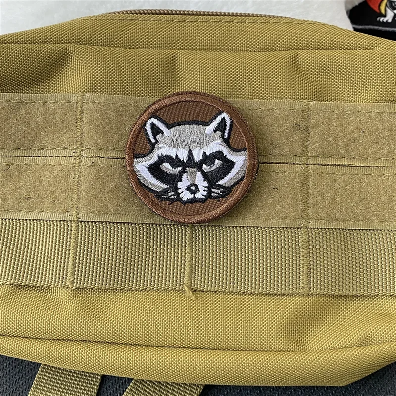 Parche bordado de mapache enfadado, insignia de moral táctica, pegatina de la patrulla de mapache, apliques de gancho y bucle para ropa, parches de mochila - imagen 4