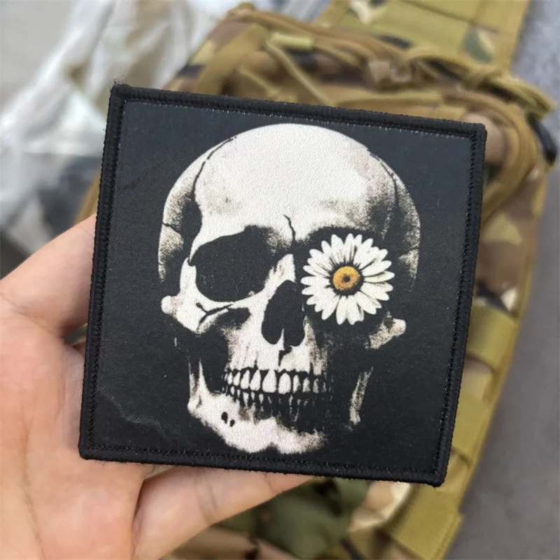 Parche táctico con estampado de "calavera y flor de Margarita" para ropa, insignia de moral militar, parches con gancho, pegatinas para mochila - imagen 2