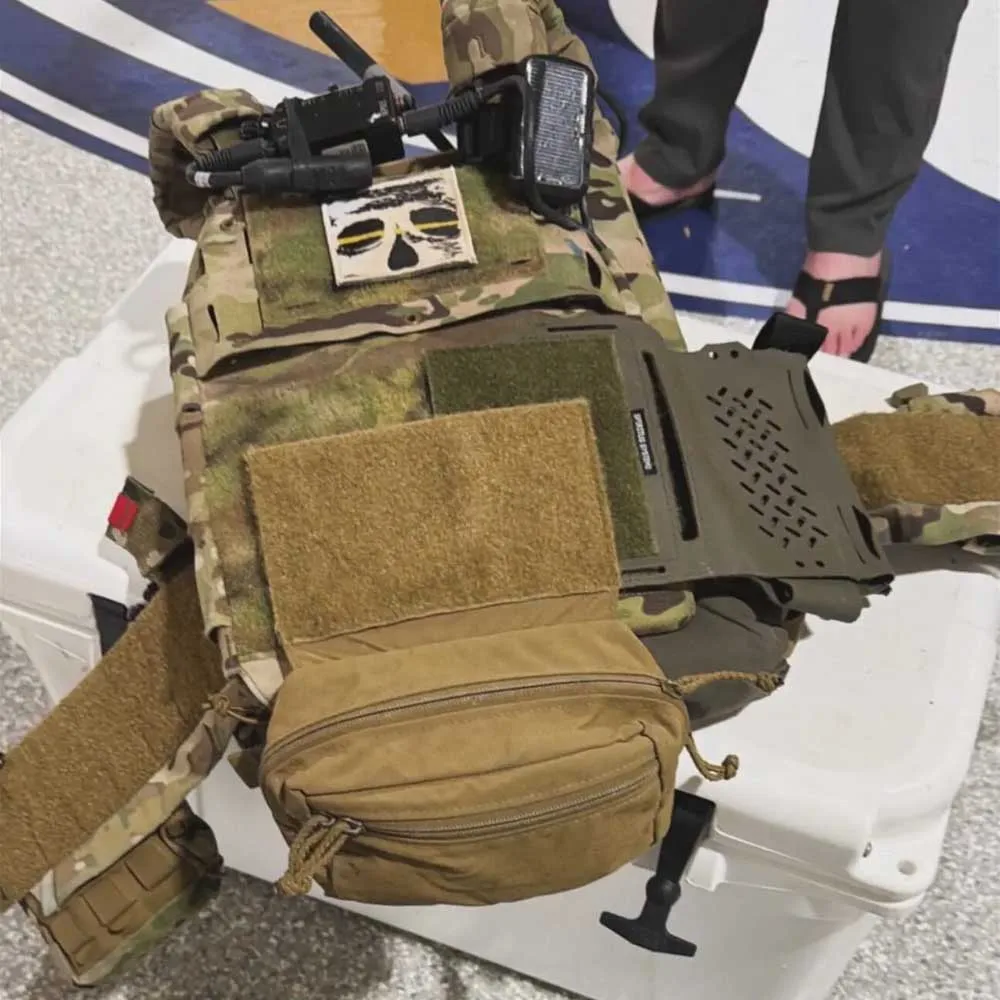 Parche para casco con brazalete, estilo de grupo de observaciones hacia adelante, "Ropa por una serpiente".