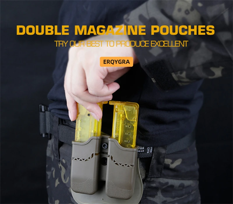 Una persona que sostiene una bolsa de revista con dos revistas