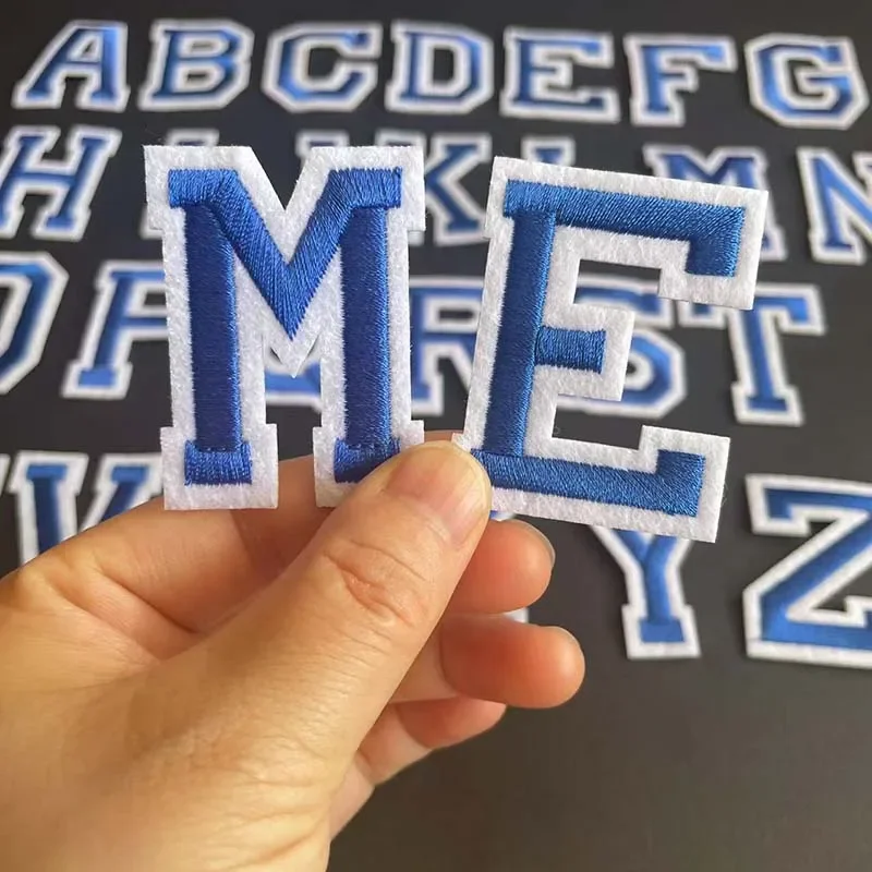 Parche bordado termoadhesivo letras azul con ribete blanco - imagen 4