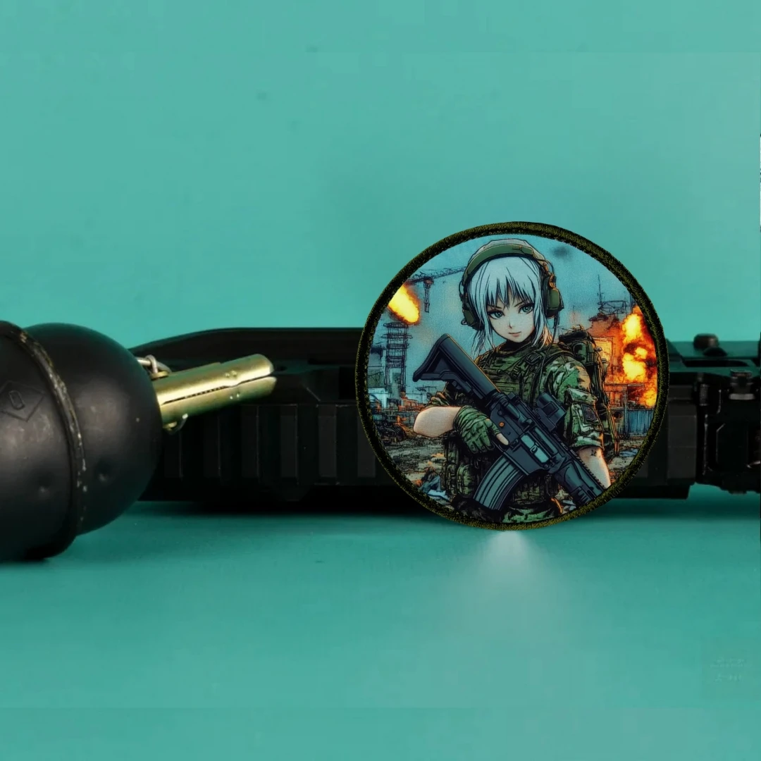 Una pistola negra con una foto de una chica