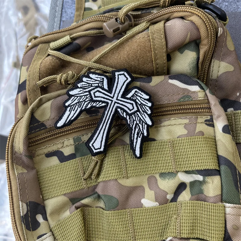 "Een kruis met vleugels" borduurpatch Tactische moreelbadge Haakluspatches Kleding Rugzak Stickers Armband - imagen 3