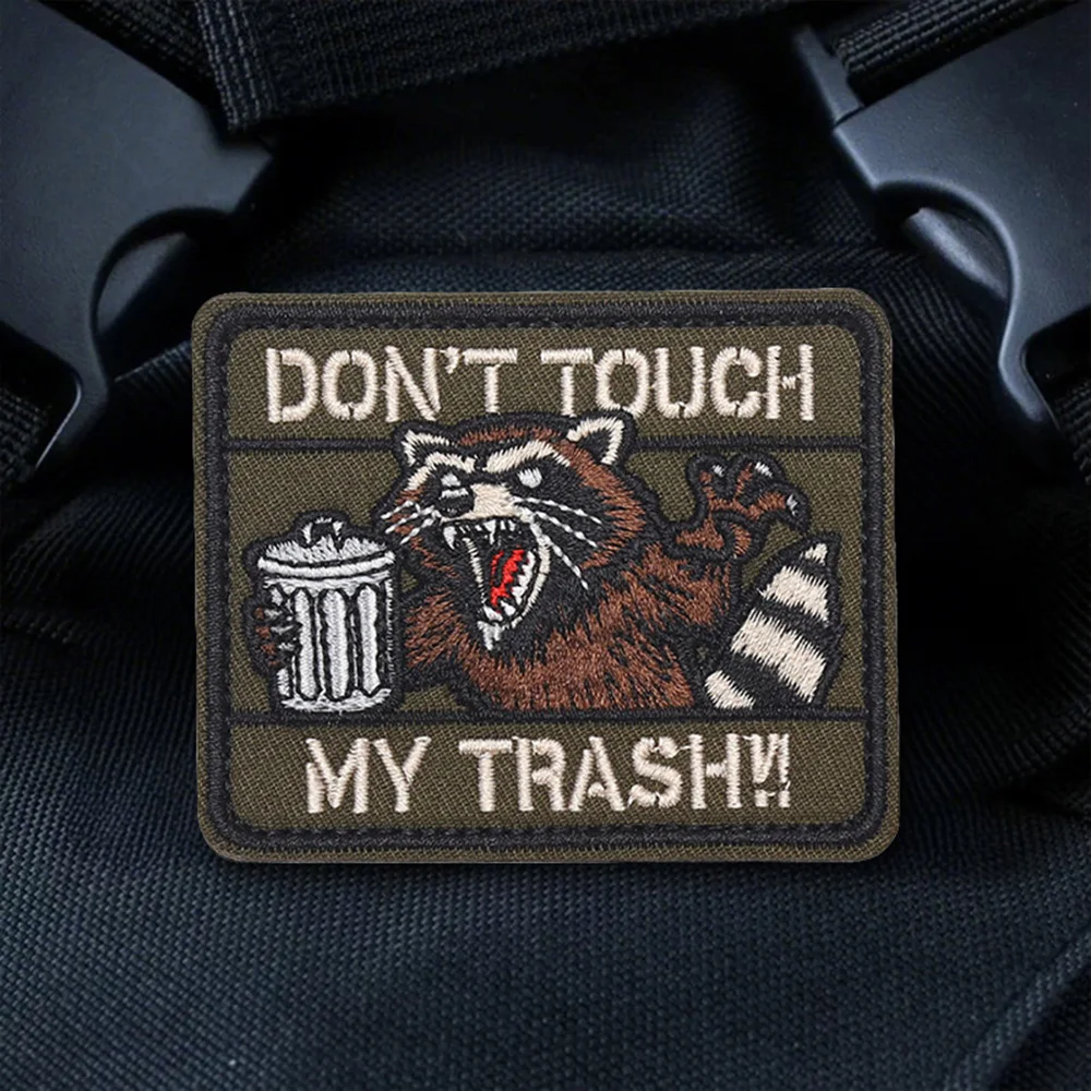Mapache enojado no toca mi moral basura parche táctico divertido gancho y bucle parche bordado insignia militar brazalete mochila pegatinas - imagen 4