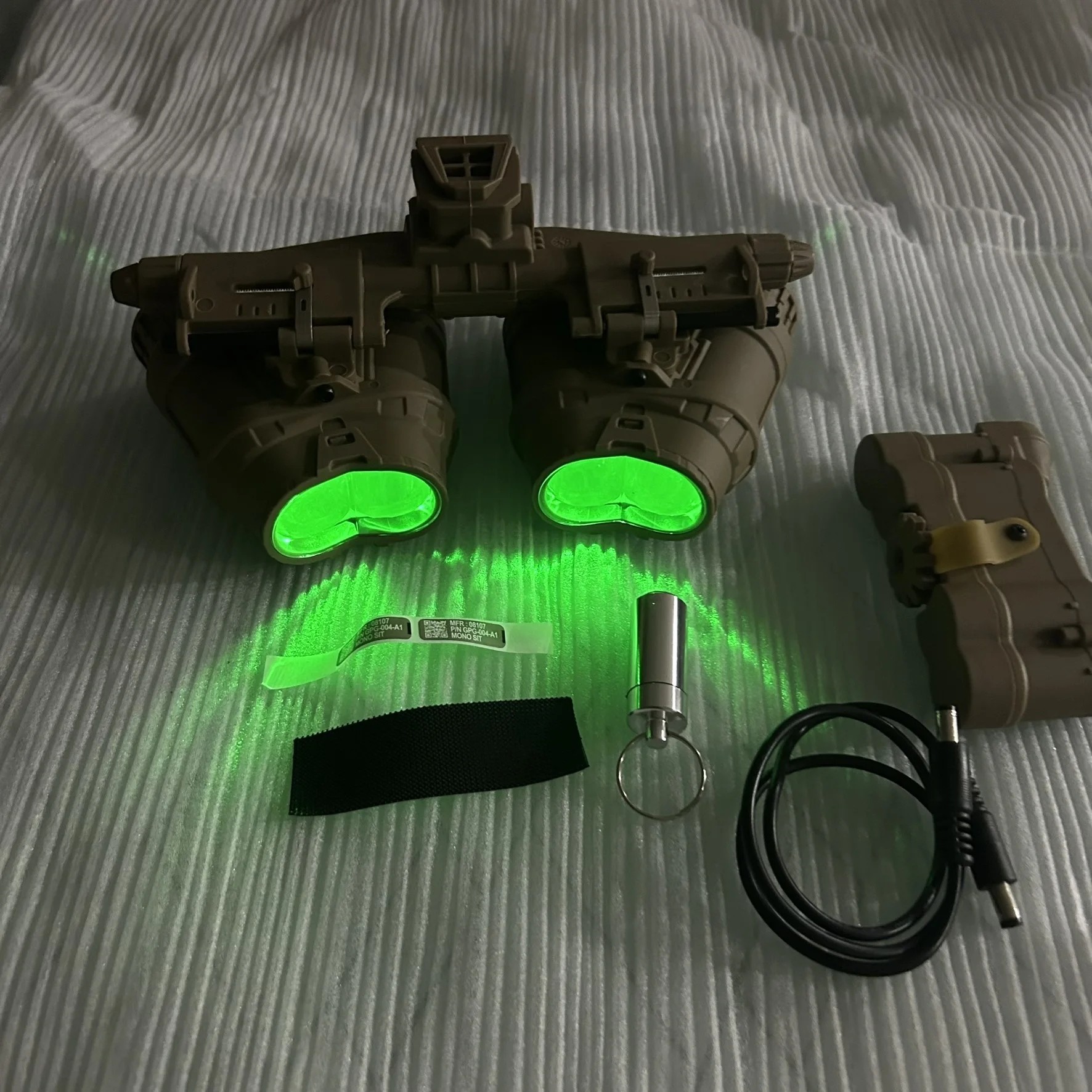 Modelo NVG cuádruple GPNVG18 con adaptador abatible montado en casco L4G24, versión de luz verde no funcional para entrenamiento - imagen 4