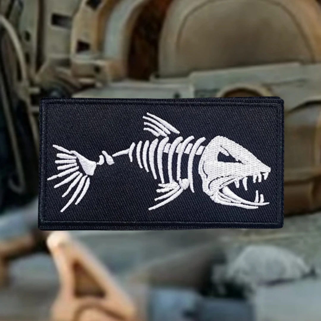 Parche táctico de moral Chevron "esqueleto de pescado", brazalete militar, insignia bordada con gancho y bucle, accesorios para mochila, pegatinas - imagen 3