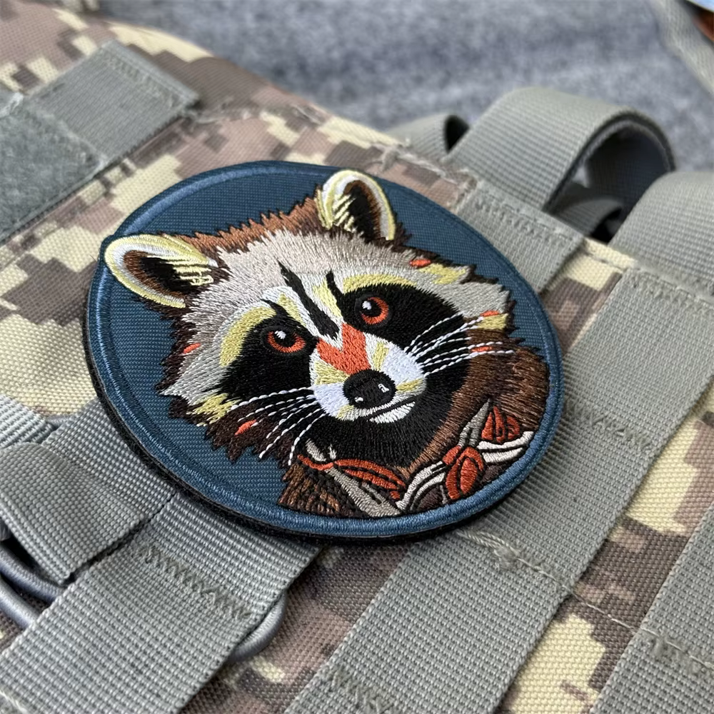 Parche táctico bordado Raccoon con velcro para mochila - imagen 5