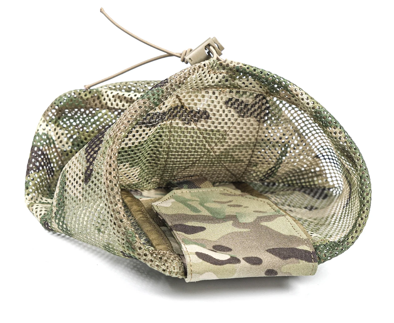 Un sombrero de camuflaje con un bolsillo en el frente