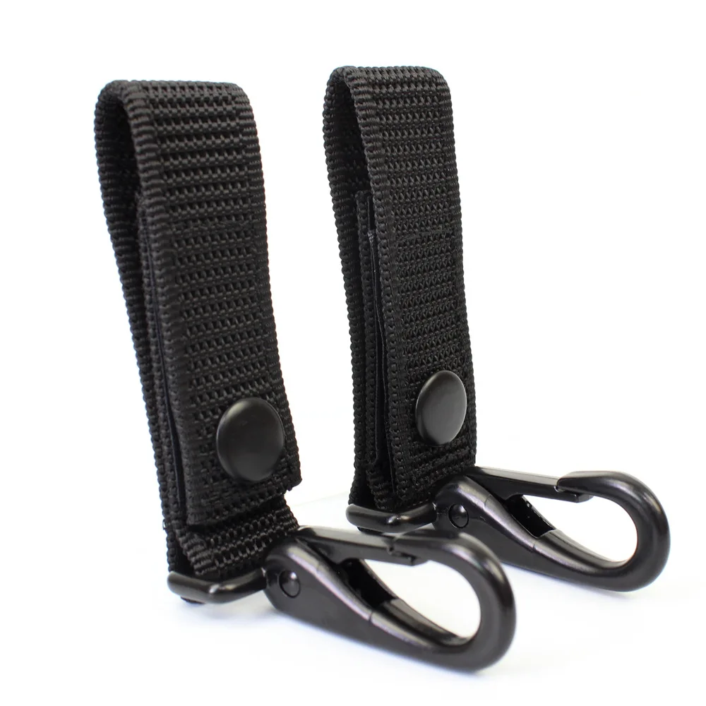 Dos correas negras con botones sobre ellos