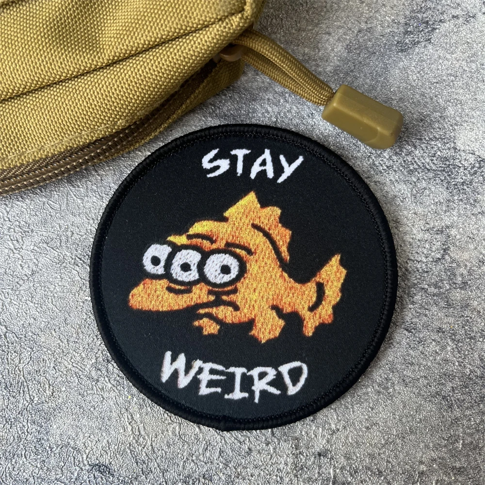 Parche STAY WEIRD, insignia táctica de moral de pescado, emblema del ejército militar, pegatina para mochila, parches de gancho y bucle impresos para ropa - imagen 3