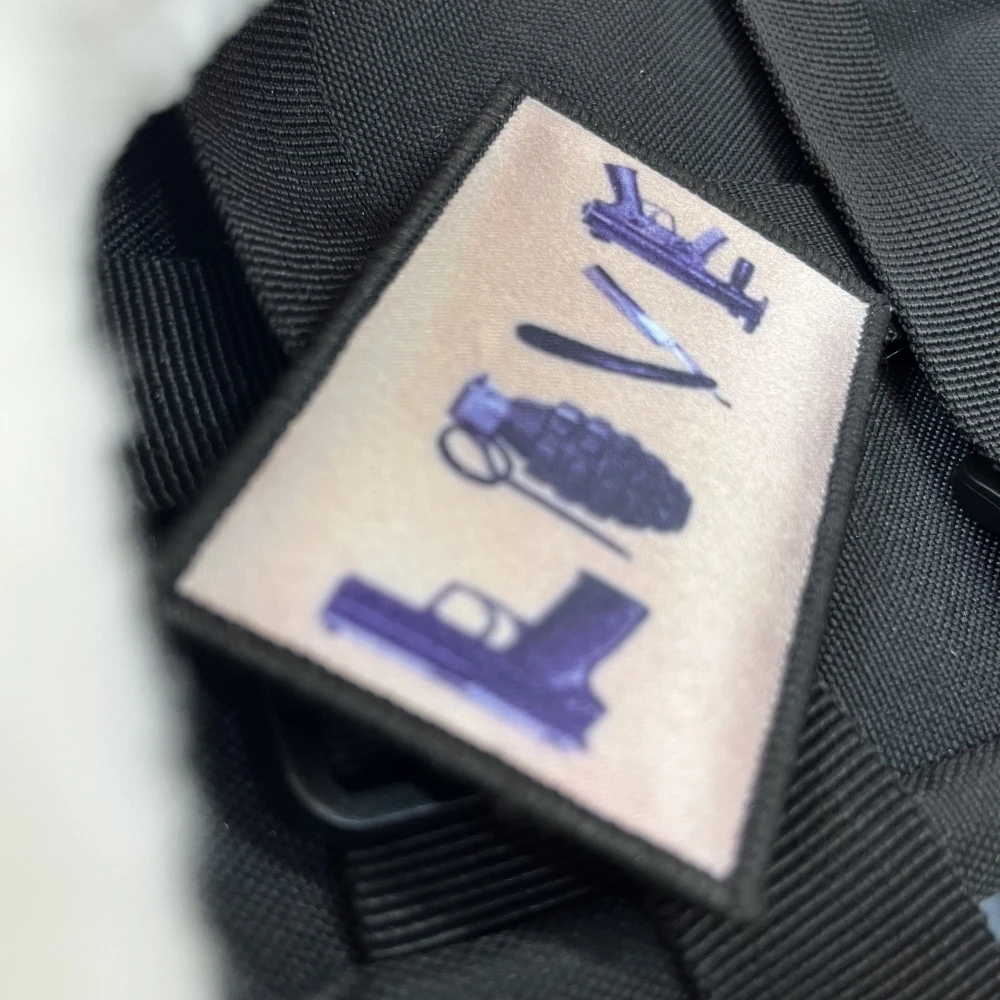 "Love" escrito en armas parche divertido moral ejército parches tácticos insignia militar mochila pegatina de impresión de gancho y bucle - imagen 4