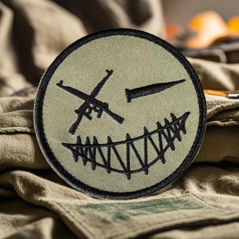 Cara sonriente malvada, emblema de gancho bordado, pistolas y balas, parche táctico de moral, insignia militar, brazalete de combate, pegatinas para mochila - imagen 3