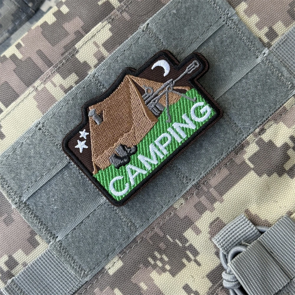 Parche para acampar, insignia de moral bordada, brazalete táctico personalizado, parches militares con gancho para ropa, pegatinas para mochila al aire libre