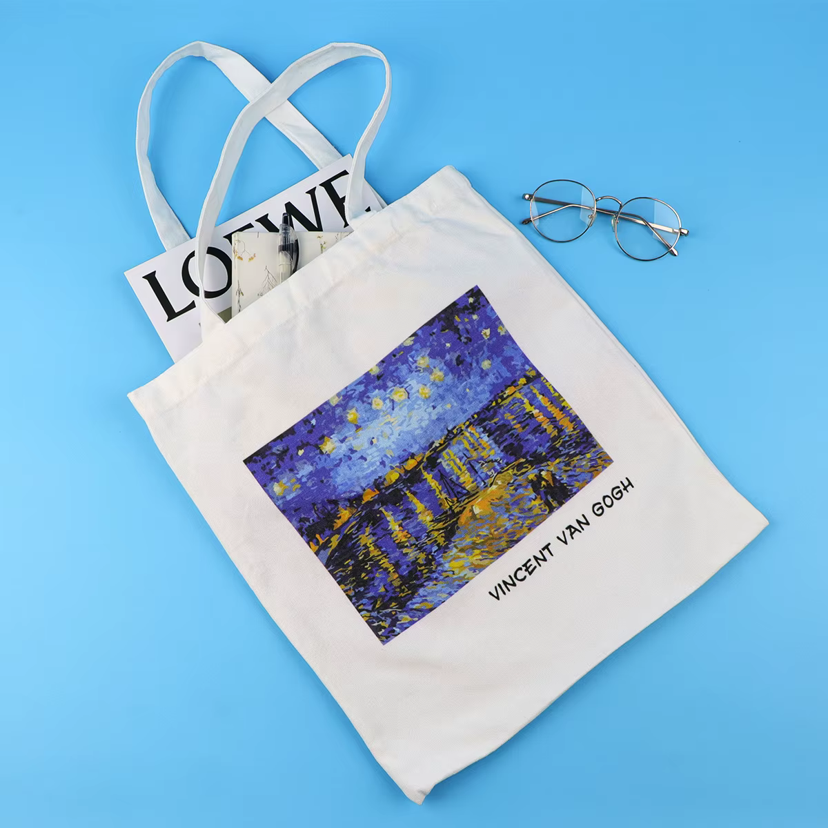 Bolso Van Gogh usado como accesorio casual