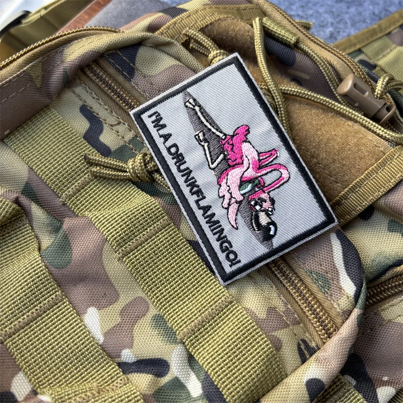 Insignia de moral táctica "¡Soy un flamenco borracho!" Parche bordado para ropa, parches con gancho, pegatinas para mochila, brazalete