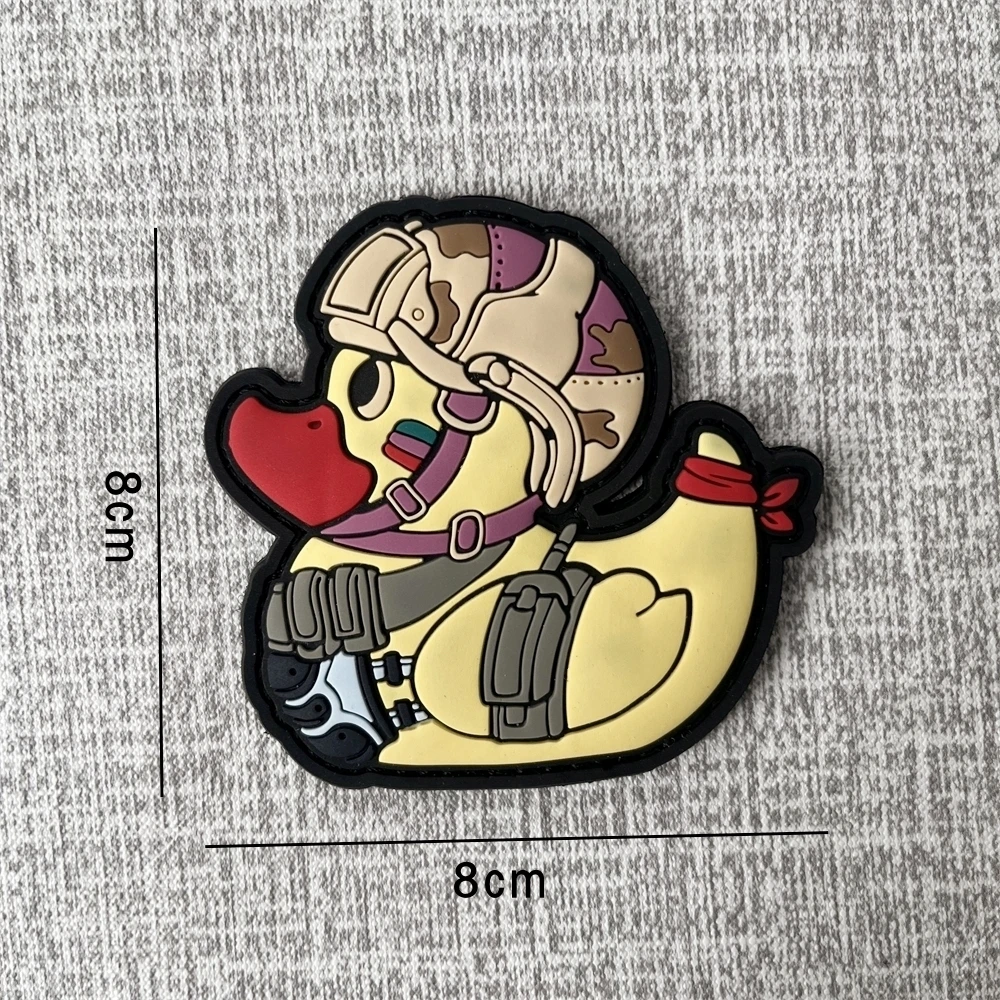 Un patito de goma con casco y una mochila que lleva