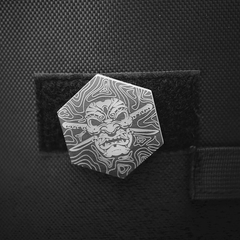 Parches de esqueleto samurái hexagonales, acrílico, impresión UV, Calavera luminosa, insignia táctica DIY para ropa, decoración de mochila con gancho - imagen 2