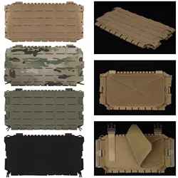 La bolsa triple para revistas 5.56 está equipada con ganchos de expansión molle en la parte delantera, lateral e inferior.