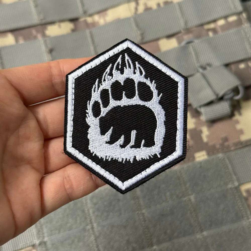 Parche táctico garra de oso bordado con velcro para mochilas - imagen 3