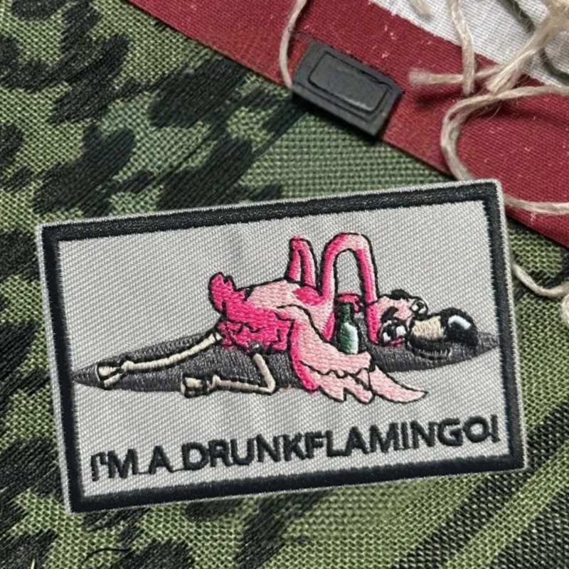 “Soy un flamenco borracho!” Parche bordado Chaleco táctico Gancho y bucle Insignia moral Mochila Pegatinas Parches para brazalete para ropa - imagen 2