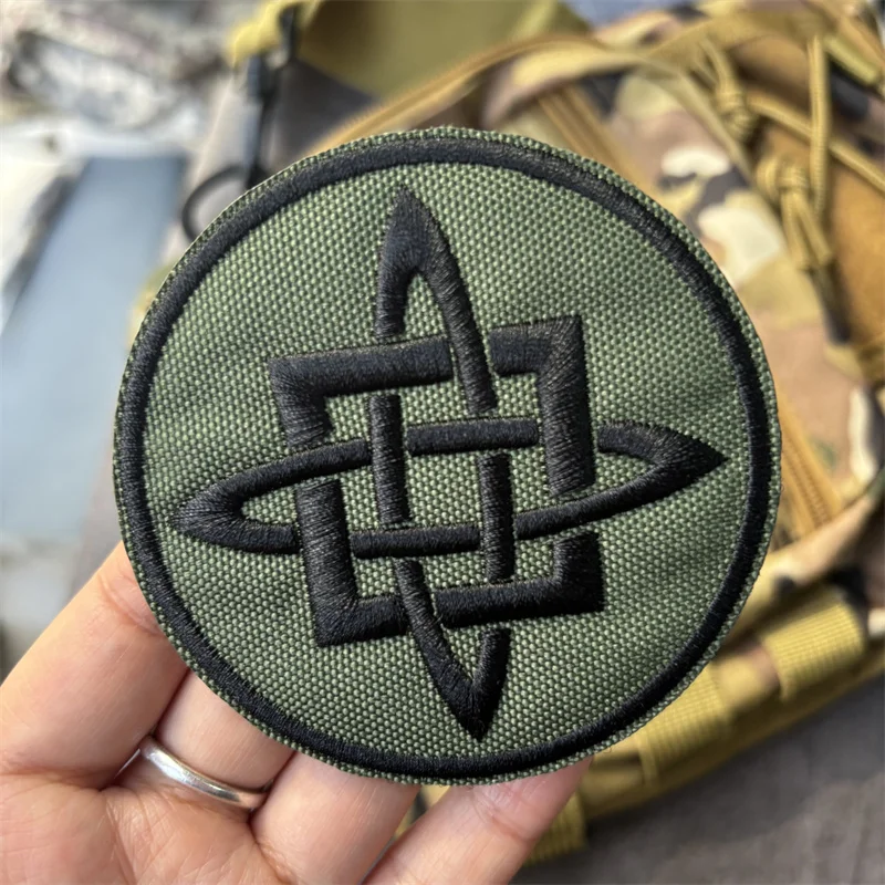Parche táctico chevrón bordado con velcro para uniforme y mochila - imagen 4