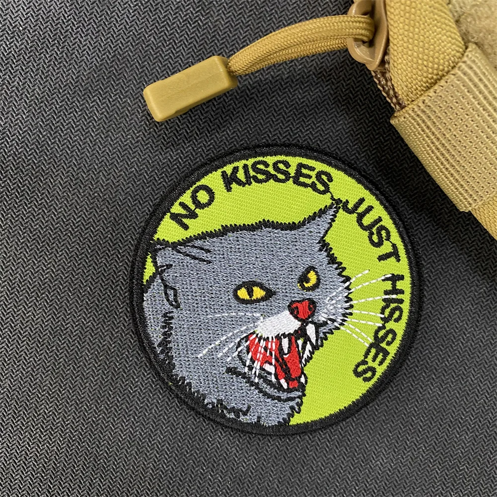 Parche de insignia de moral de gato lindo, No Kisses Just Hisses Cats, parches bordados para ropa, pegatinas tácticas de mochila de gancho y bucle - imagen 4
