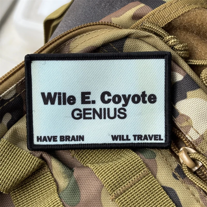 Parche táctico con estampado de "tarjeta de visita Wile E Coyote", insignia de moral militar, parches con gancho, brazalete para mochila