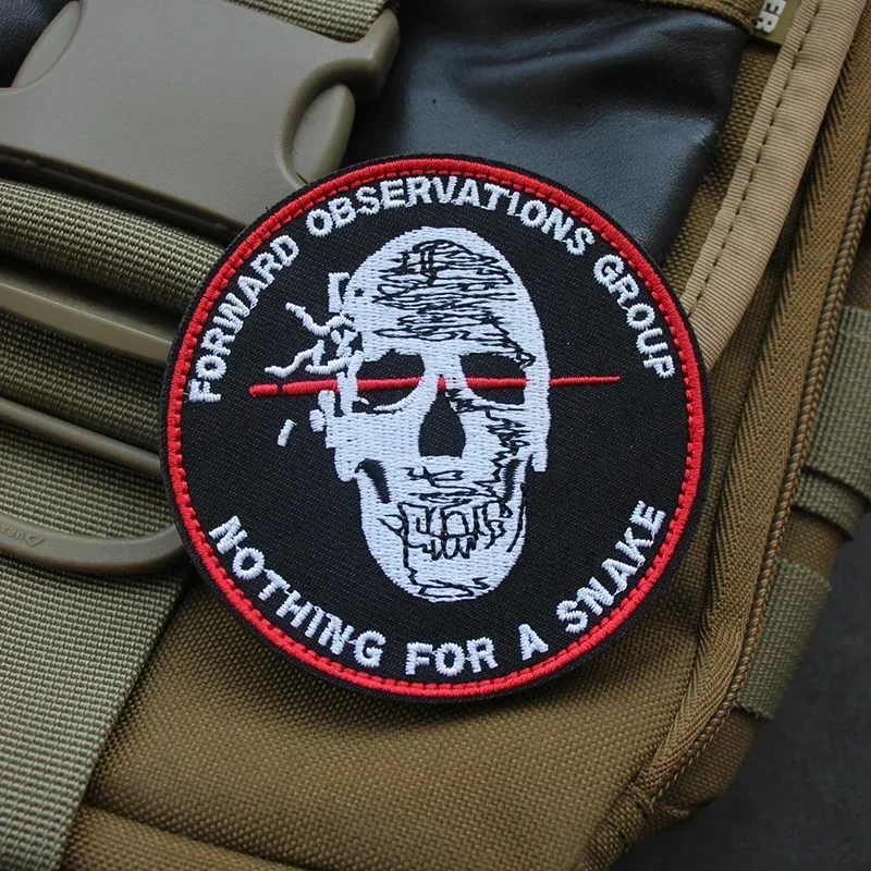 Parche táctico del equipo antiniebla, grupo de observaciones hacia adelante, brazalete con gancho y bucle, insignia de moral bordada con calavera militar en mochila - imagen 3