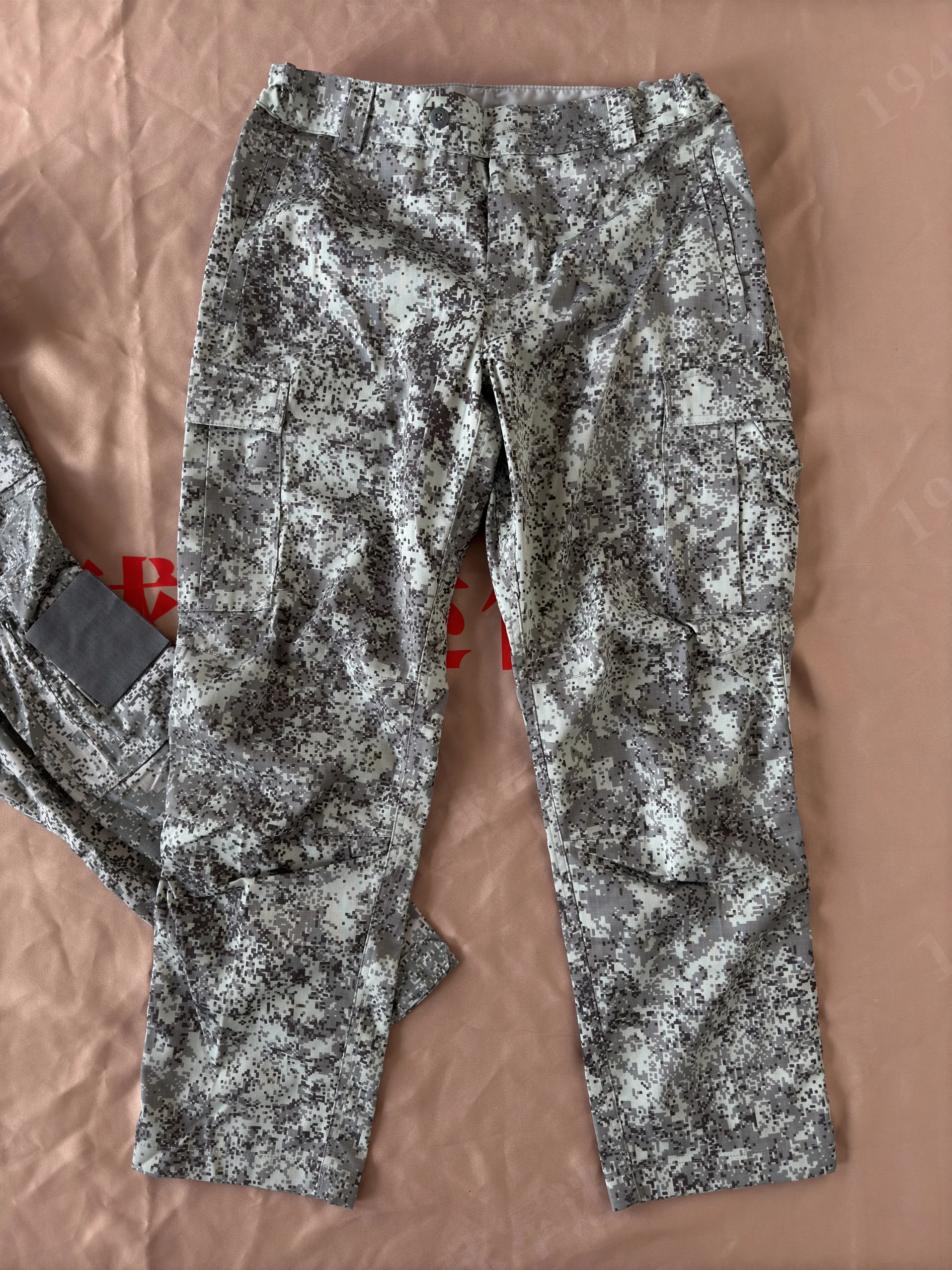 Un par de pantalones con un patrón de camuflaje