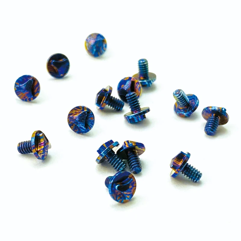 Tornillos con un esquema de color azul y morado