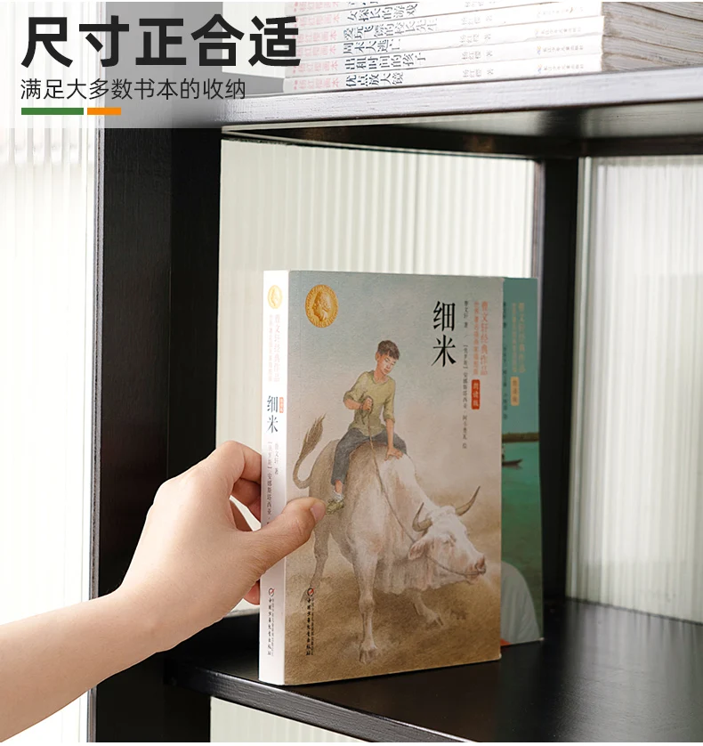 Una mano está sacando un libro del estante