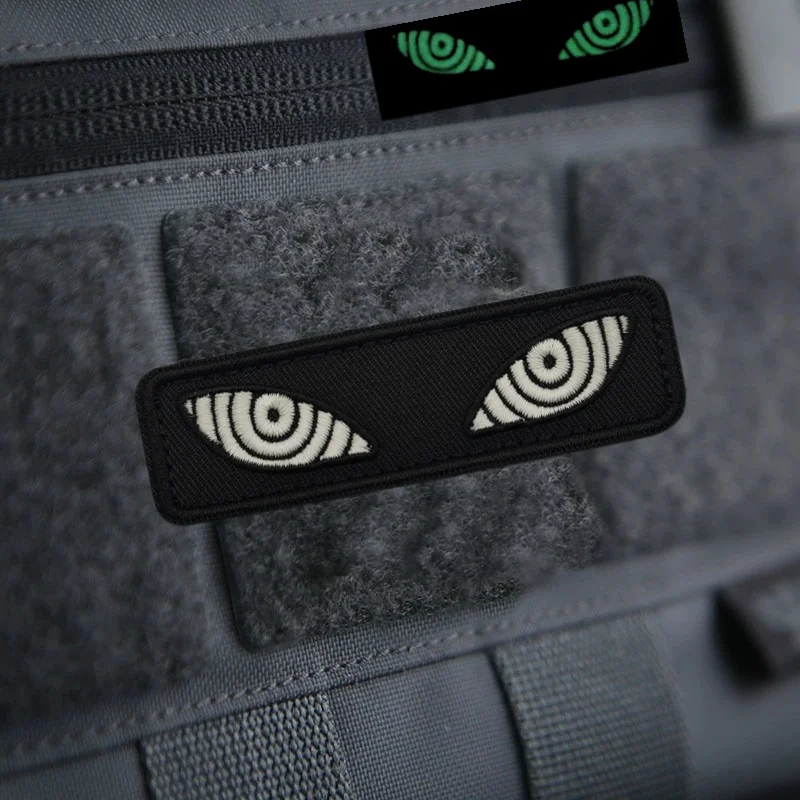 Parche bordado de ojo de gato luminoso para ropa, insignia de moral táctica del ojo del diablo, parche de Anime con gancho, pegatinas para mochila - imagen 2