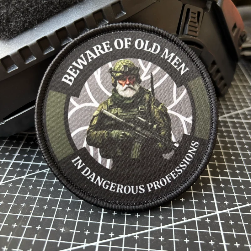 Cuidado con el parche táctico para hombres mayores, parches con estampado del ejército, gancho y bucle, insignia de moral de soldado Ranger, pegatina para mochila militar - imagen 2