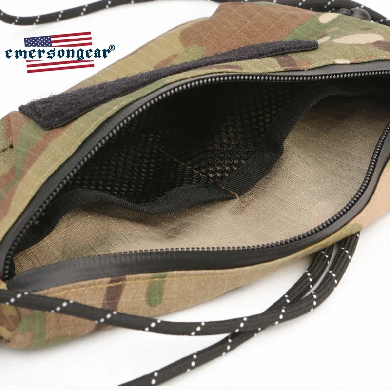 Una bolsa de camuflaje con una cremallera negra