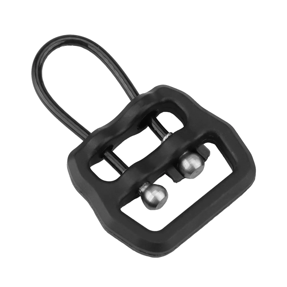 Un candado de metal negro con dos bolas de plata