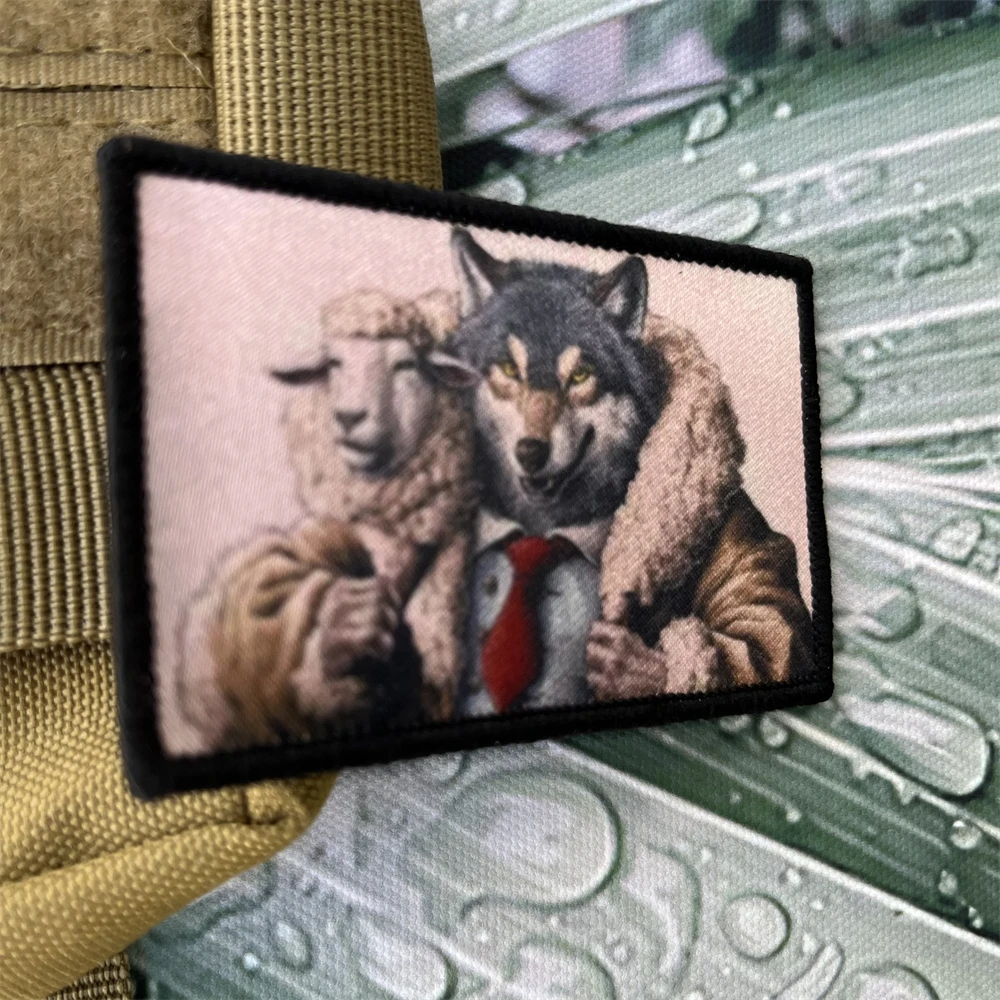 Parches de ropa de lobo en oveja, insignia de moral táctica, impresa de gancho y bucle pegatina, brazalete militar - imagen 2