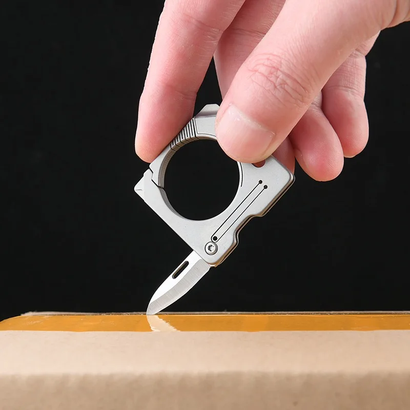 Llavero táctico de titanio con mini cuchillo plegable y cruz - imagen 3