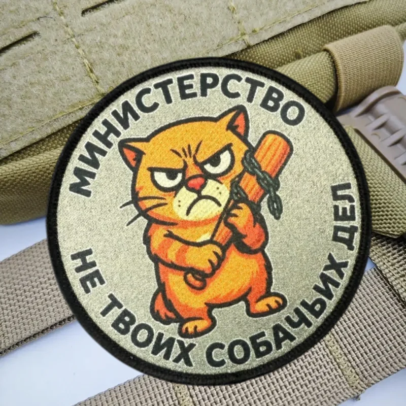 Un gato sosteniendo un palo de madera parche estampado chaleco táctico gancho y bucle insignia mochila pegatinas decorativas brazalete parches para ropa - imagen 4